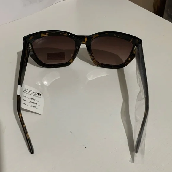 Joes Jeans with a cat eye shape in color tortoise - Picture 6 of 6